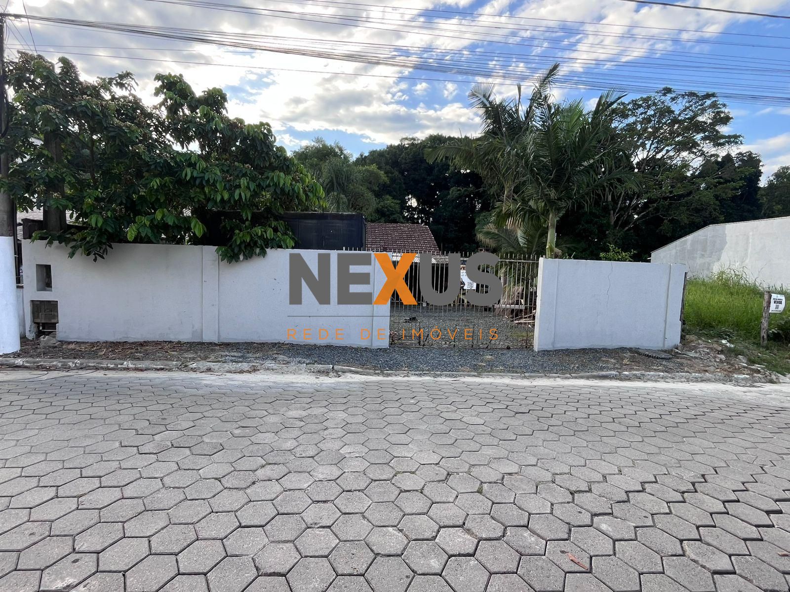 Casa à venda com terreno amplo perto da praia, em  PICARRAS - SC