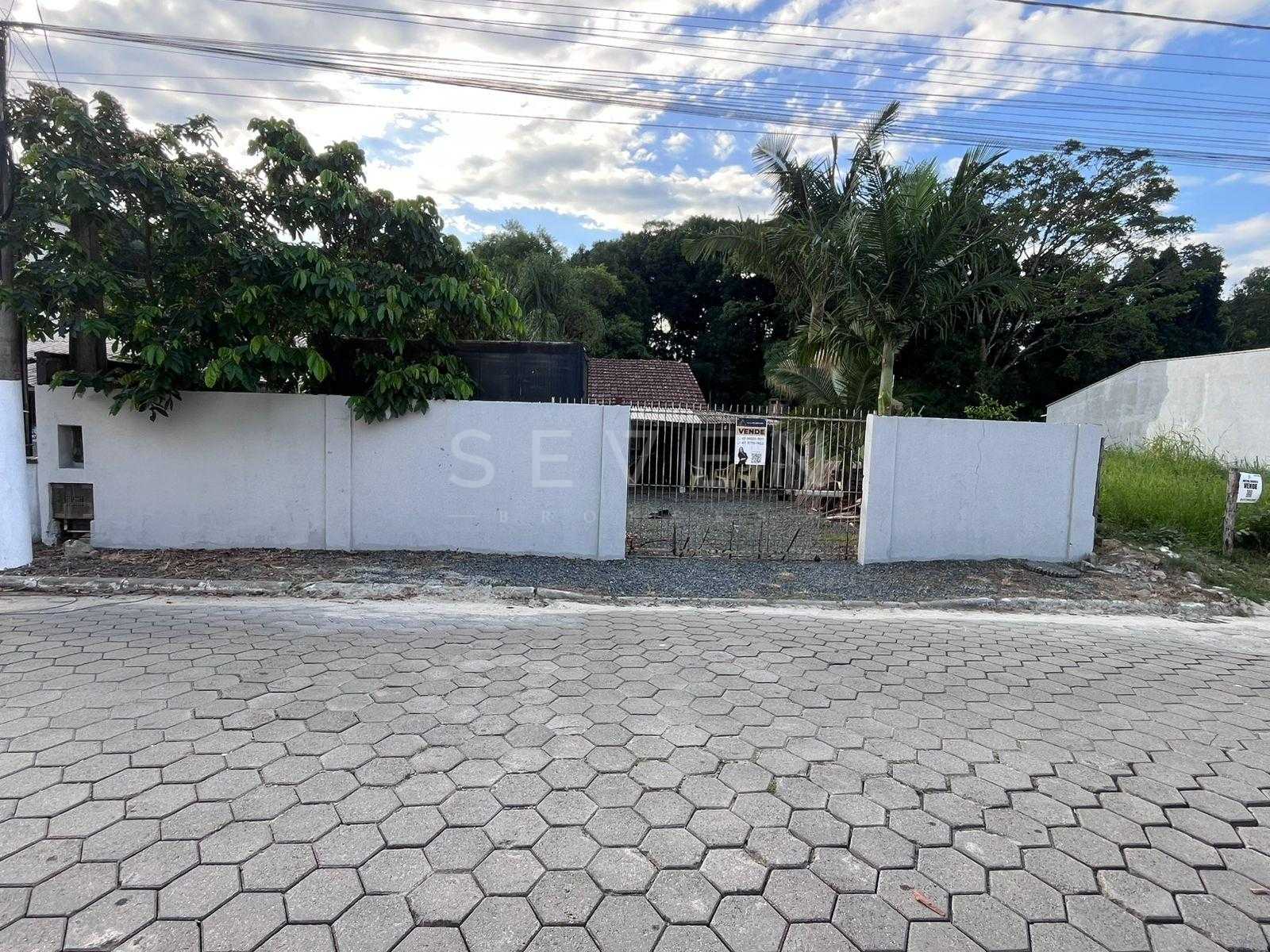 Casa à venda com terreno amplo perto da praia, em  PICARRAS - SC