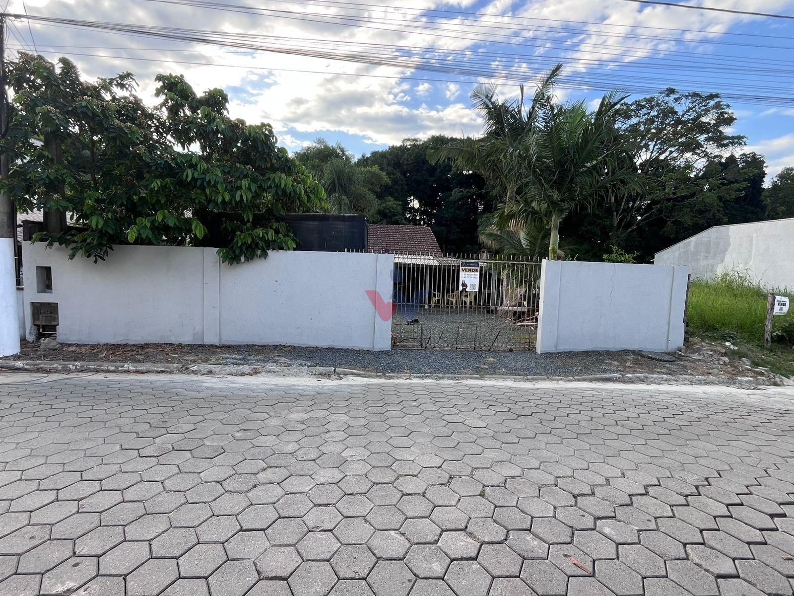Casa à venda com terreno amplo perto da praia, em  PICARRAS - SC