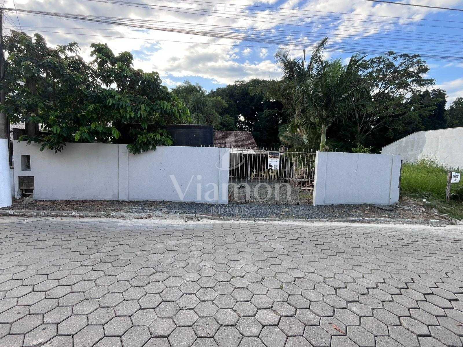 Casa à venda com terreno amplo perto da praia, em  PICARRAS - SC