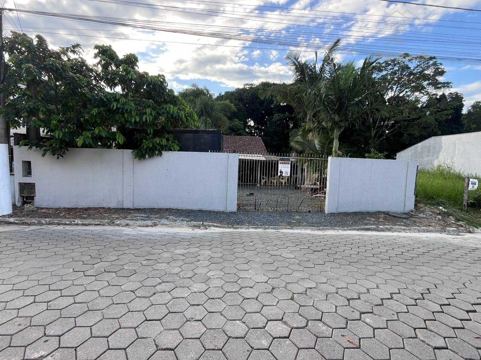 Casa à venda com terreno amplo perto da praia, em  PICARRAS - SC