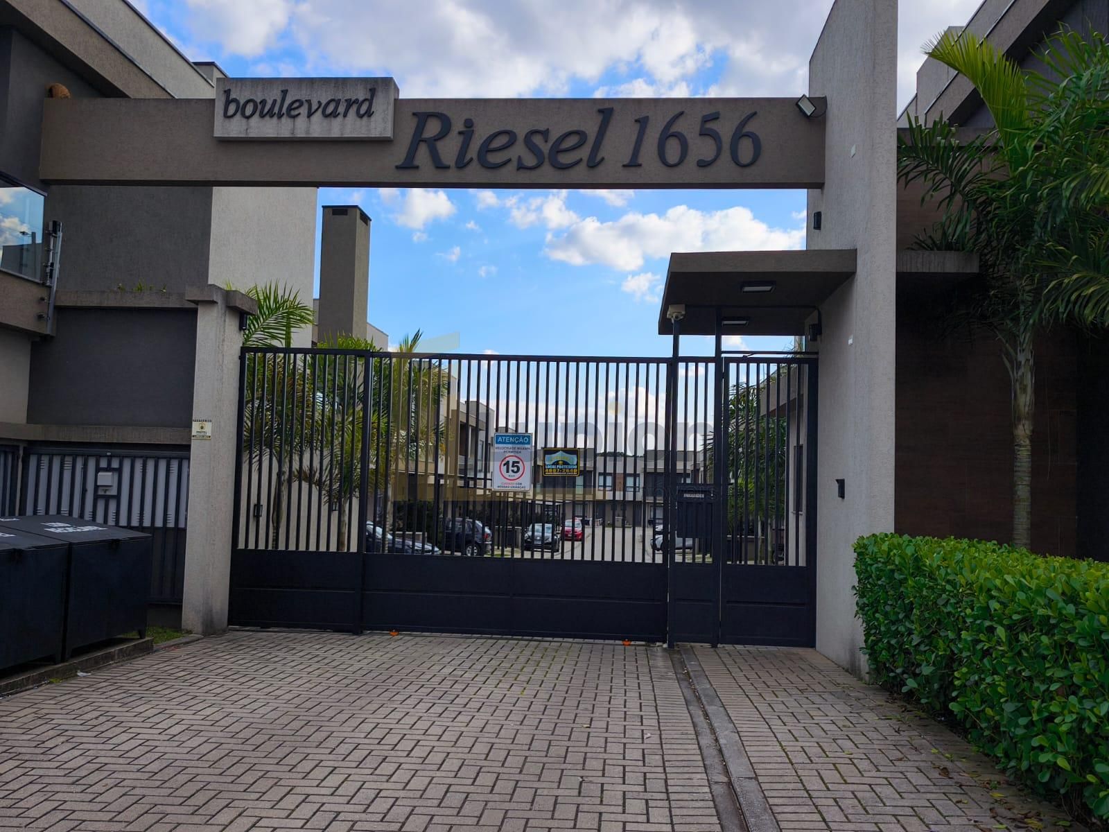 Sobrado à venda no Residencial Boulevard Riesel com suíte e cl...