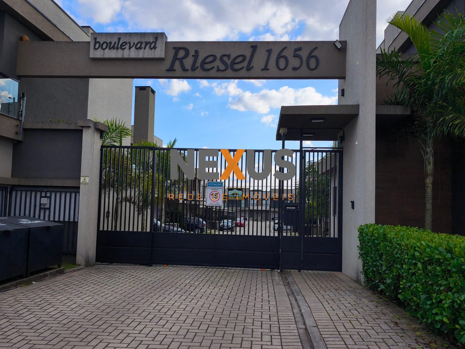 Sobrado à venda no Residencial Boulevard Riesel com suíte e cl...