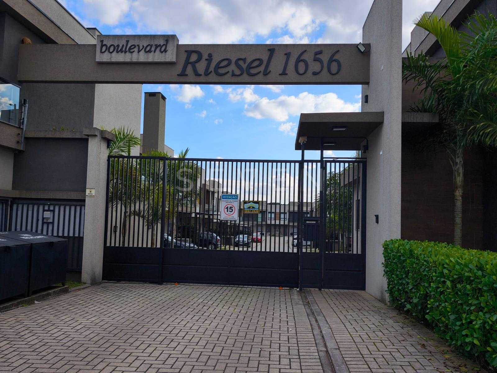 Sobrado à venda no Residencial Boulevard Riesel com suíte e cl...
