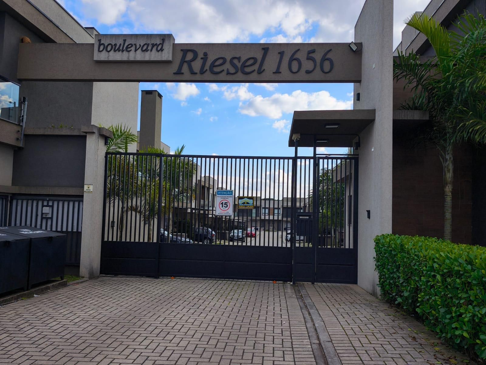 Sobrado à venda no Residencial Boulevard Riesel com suíte e cl...