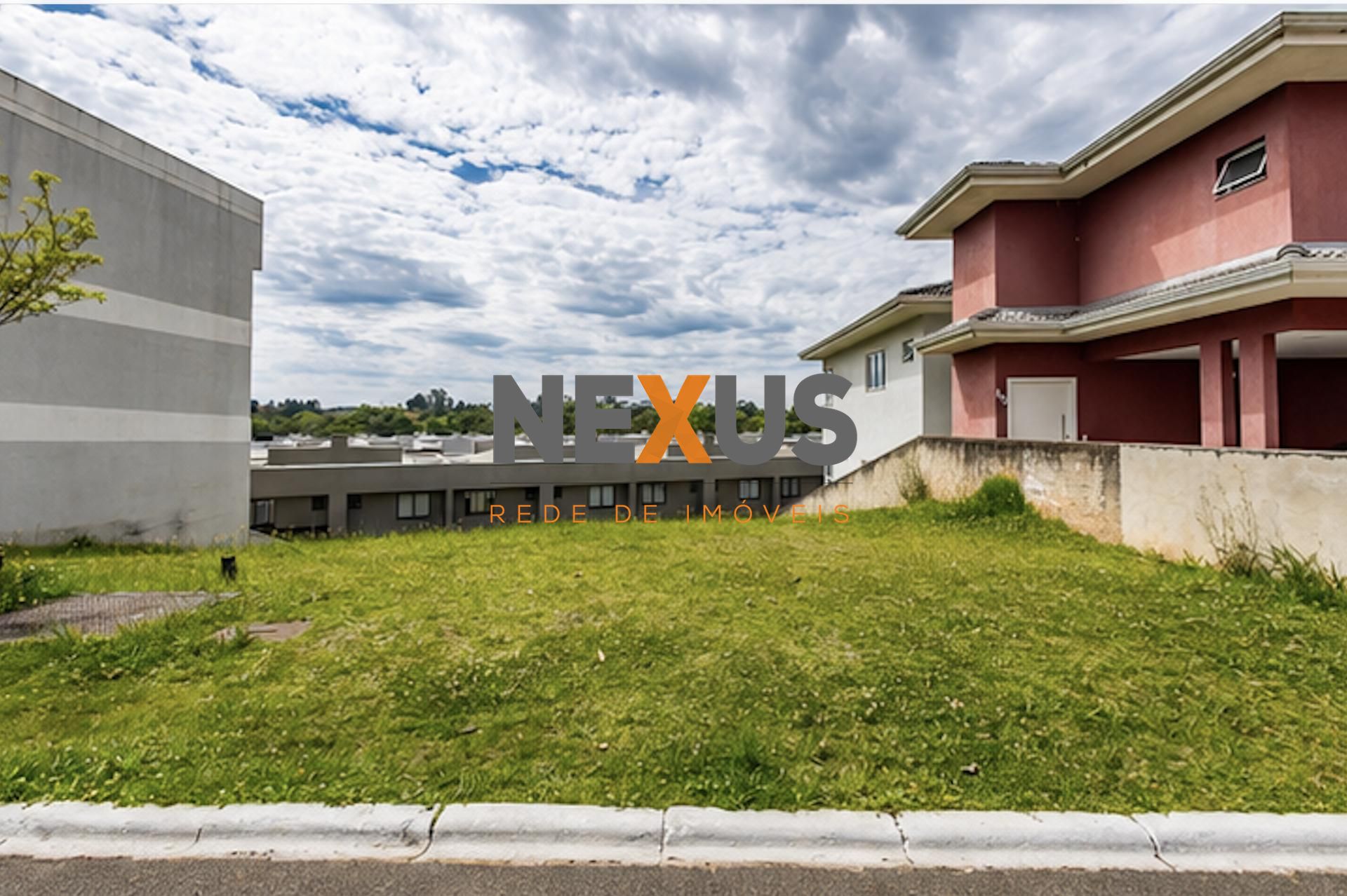 Terreno à venda, 303m² | Condomínio Clube no Atuba | Segurança...