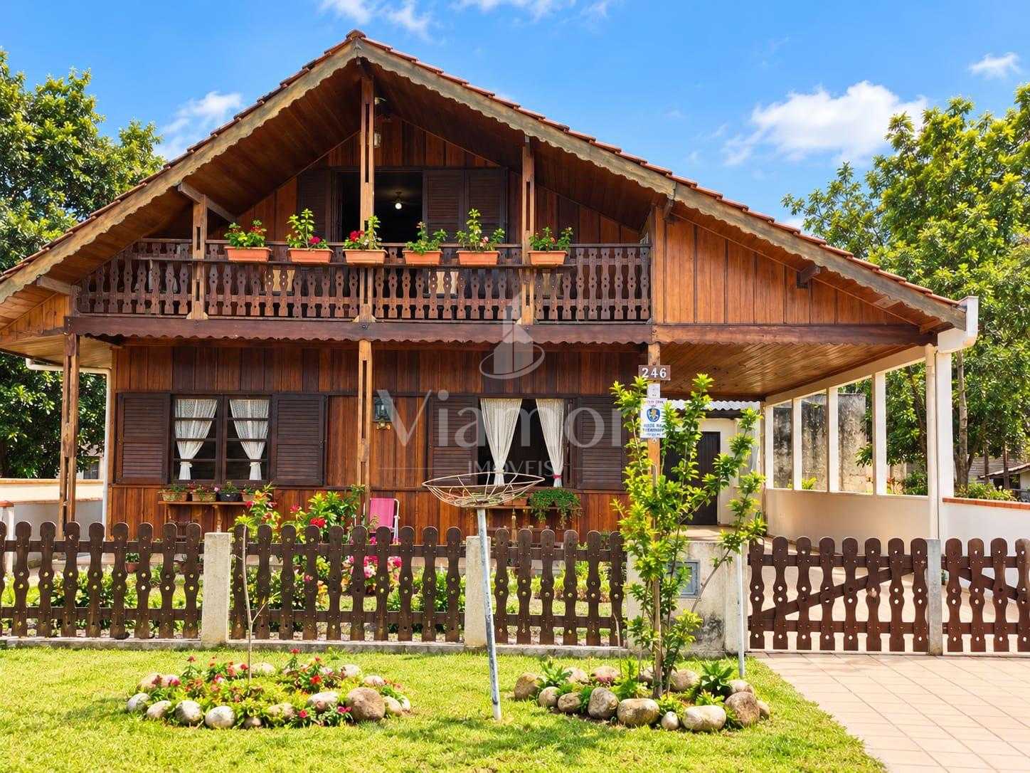 Casa à venda com 3 quartos a 150m da praia, em Barra do Saí, I...
