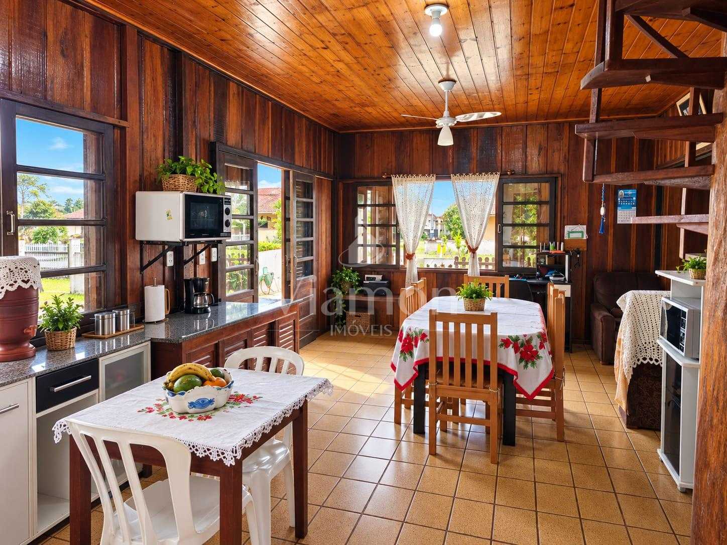 Casa à venda com 3 quartos a 150m da praia, em Barra do Saí, I...