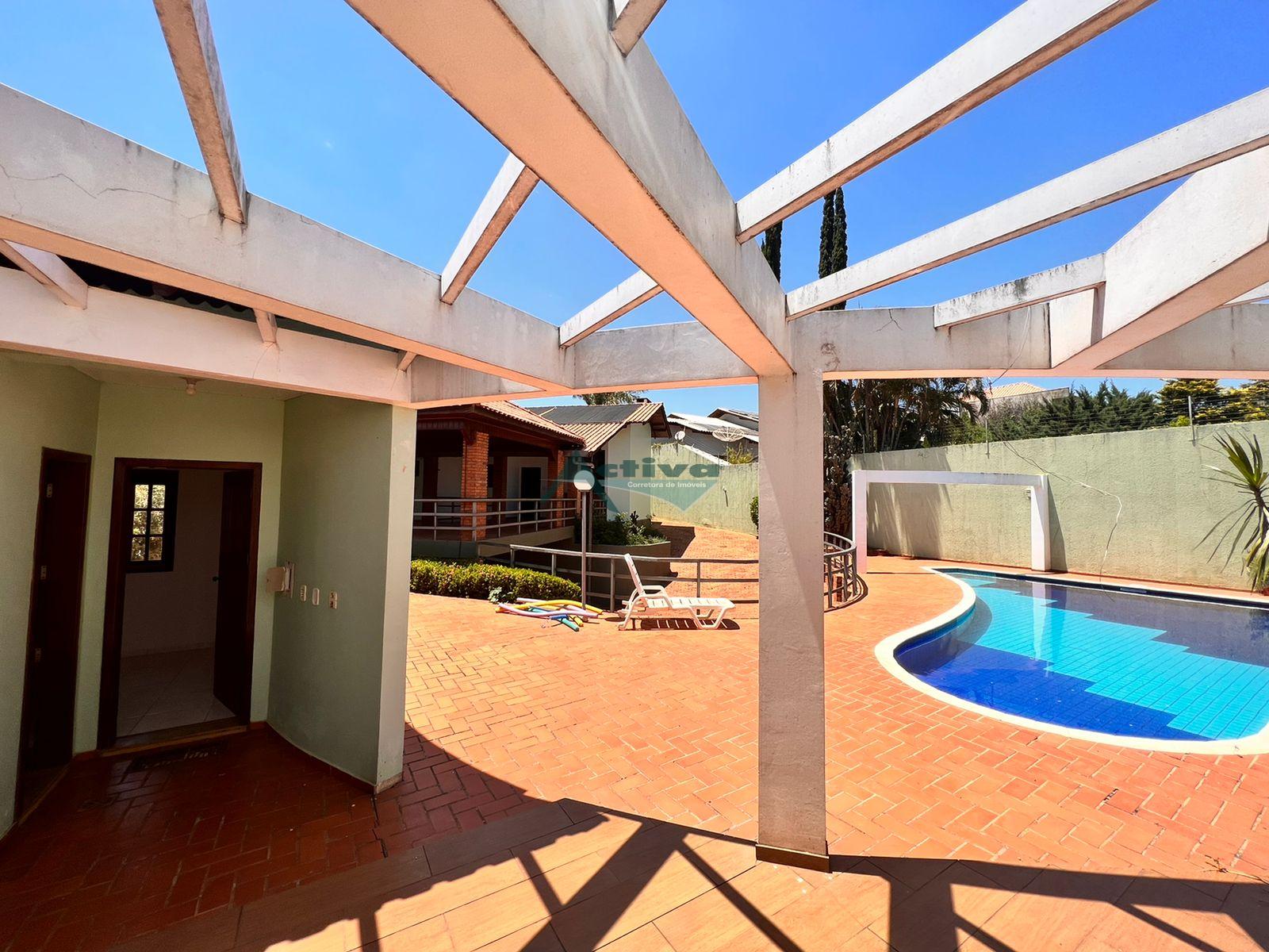 Ótima residência com piscina - Terreno de 800m² - Suíte + dois...