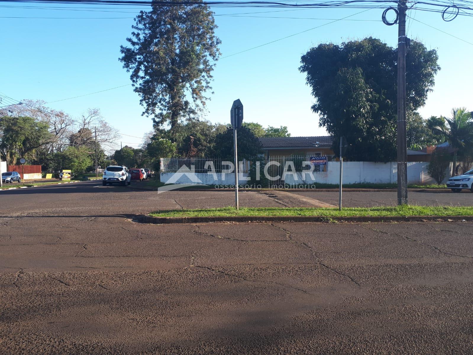 Casa com amplo terreno à venda na Vila A, em Foz do Iguaçu - PR