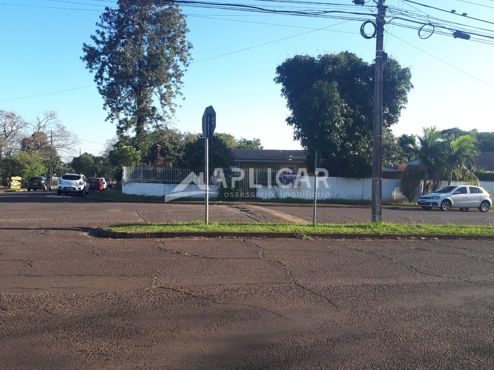 Casa com amplo terreno à venda na Vila A, em Foz do Iguaçu - PR