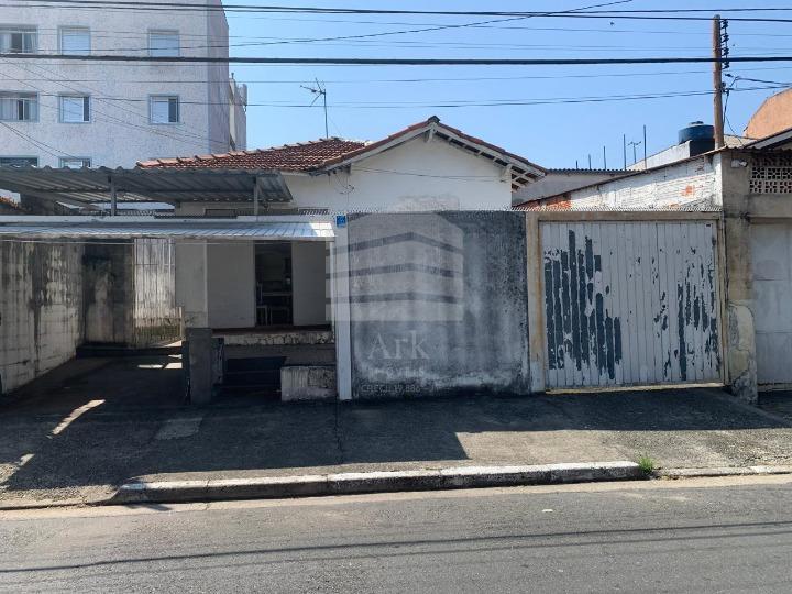 Casa térrea em rua tranquila no Bosque da Saúde.