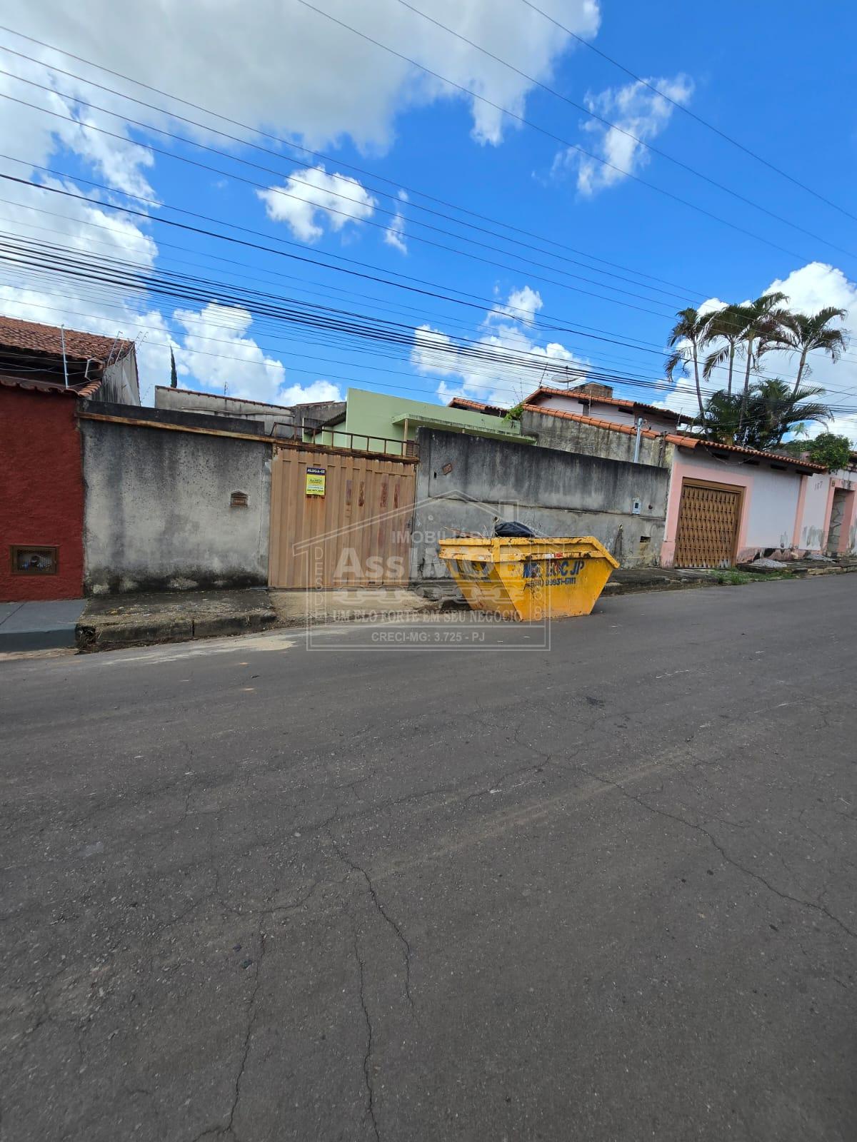 Casa p  locação na Rua Leão F. Pires no bairro Vila Mariana em Paracatu- MG