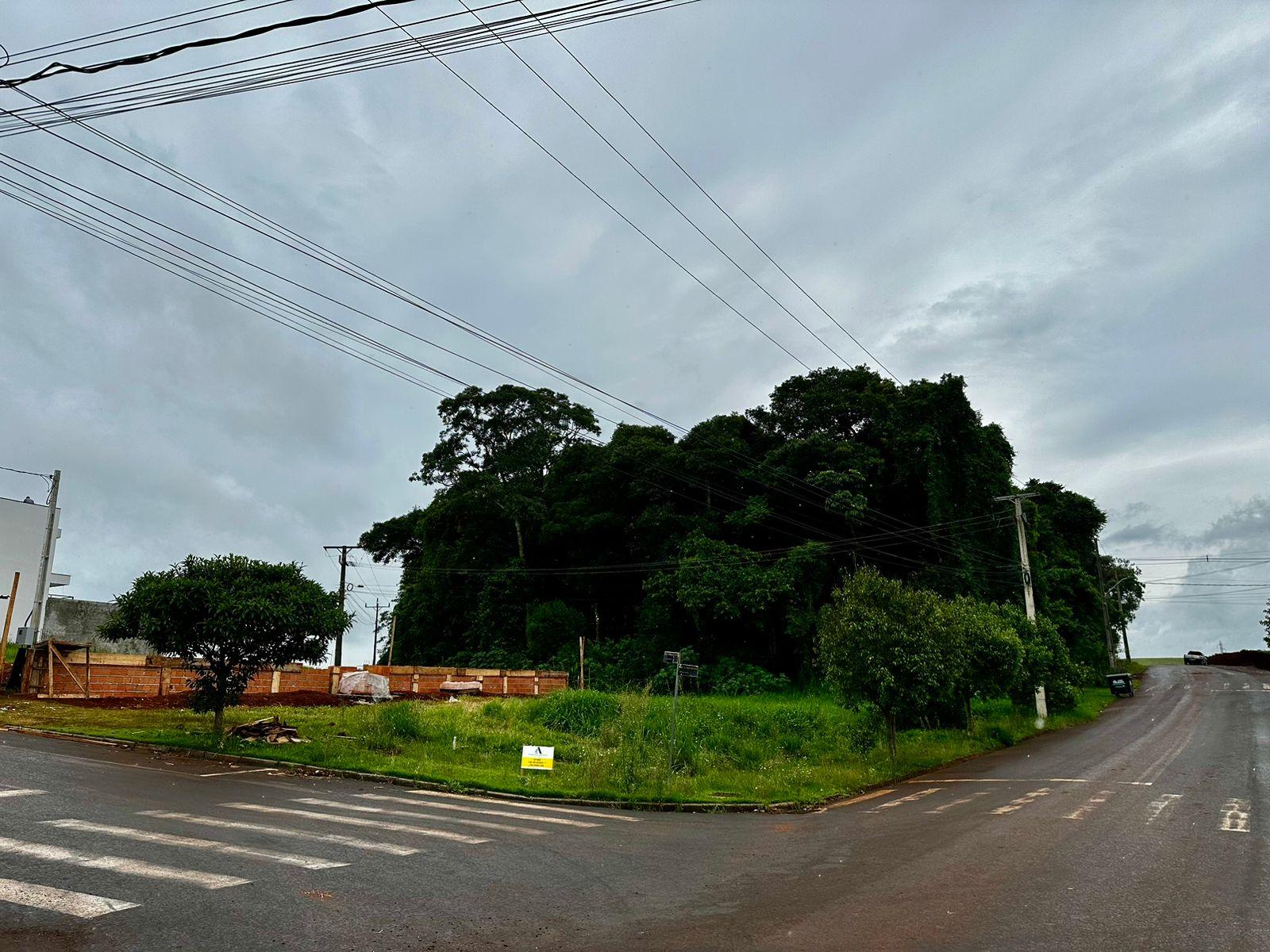 Lote de esquina à venda no bairro Parque do Som em Pato Branco...