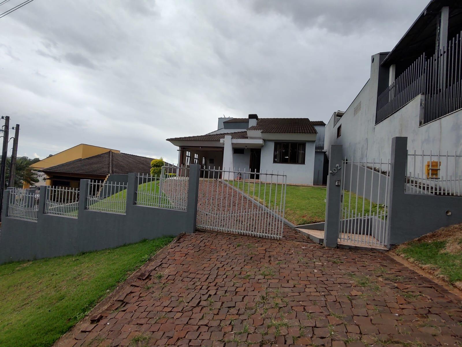 Casa semi mobiliada à venda no bairro Amadori em Pato Branco - PR