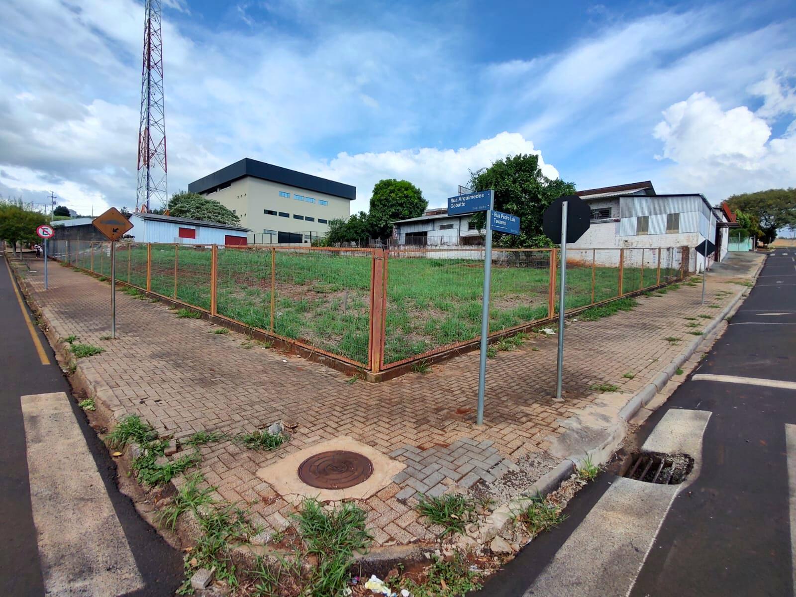 Lote amplo de esquina à venda no bairro Bela Vista em Pato Bra...