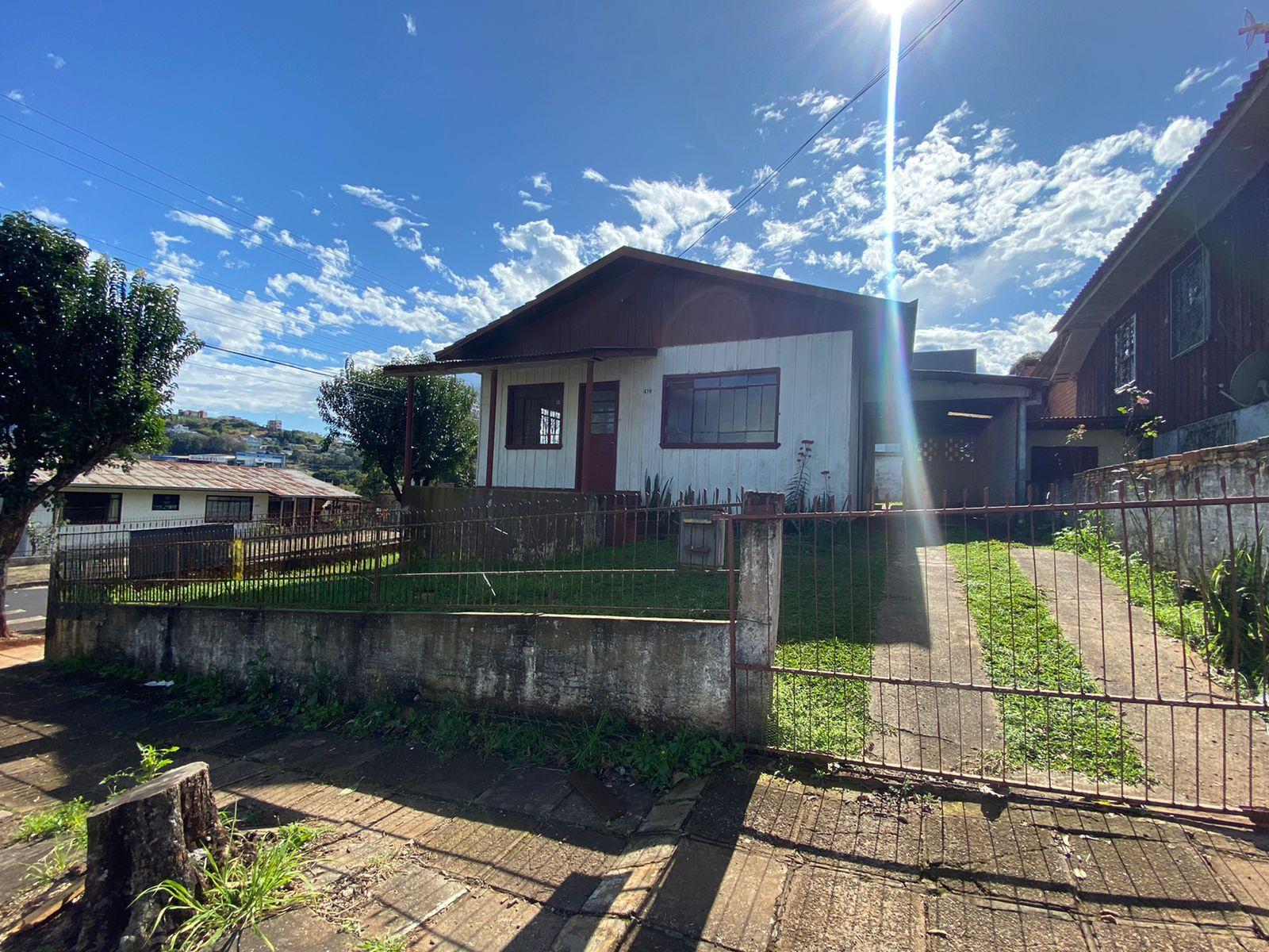 Terreno de esquina com casa de madeira no bairro Bortot - Pato...