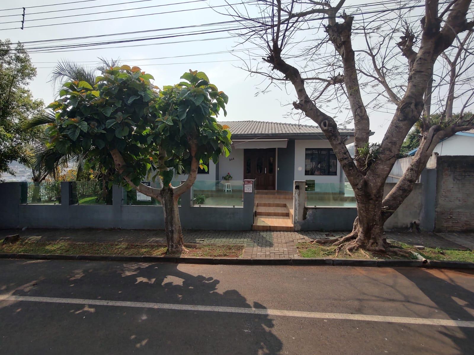 Casa com 02 pavimentos à venda no bairro Vila Isabel em Pato B...