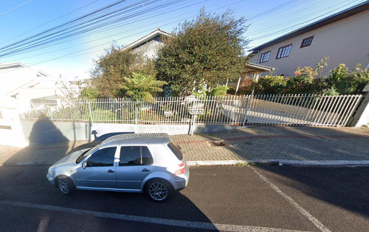 Terreno amplo com casa de madeira no bairro La Salle em Pato B...