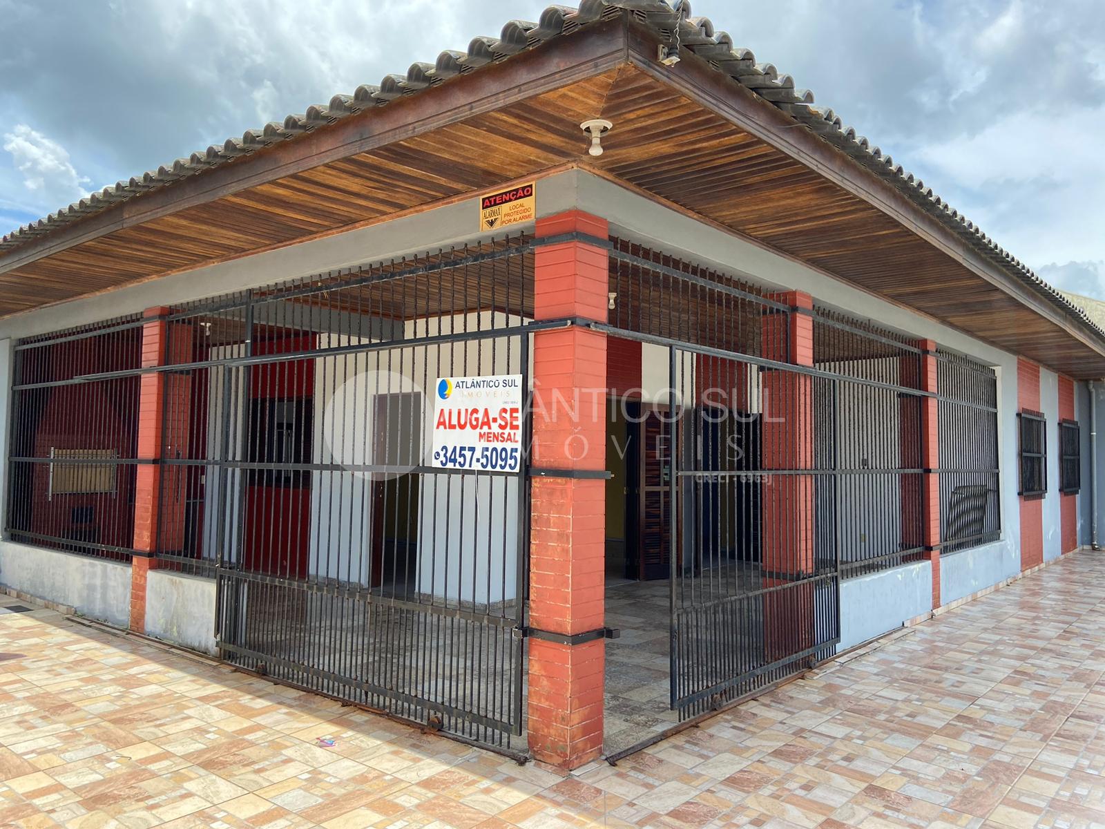 Casa de esquina semi-mobiliada á 350m do Mar, com área com chu...