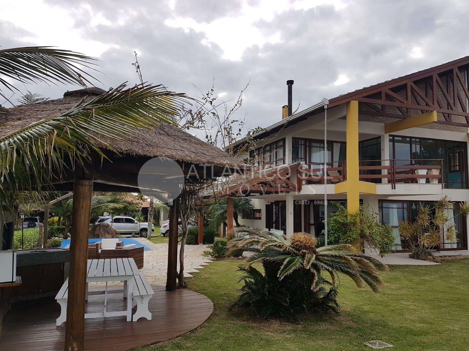 Ótima casa à venda em ITAPOÁ - SC - De frente para o mar!