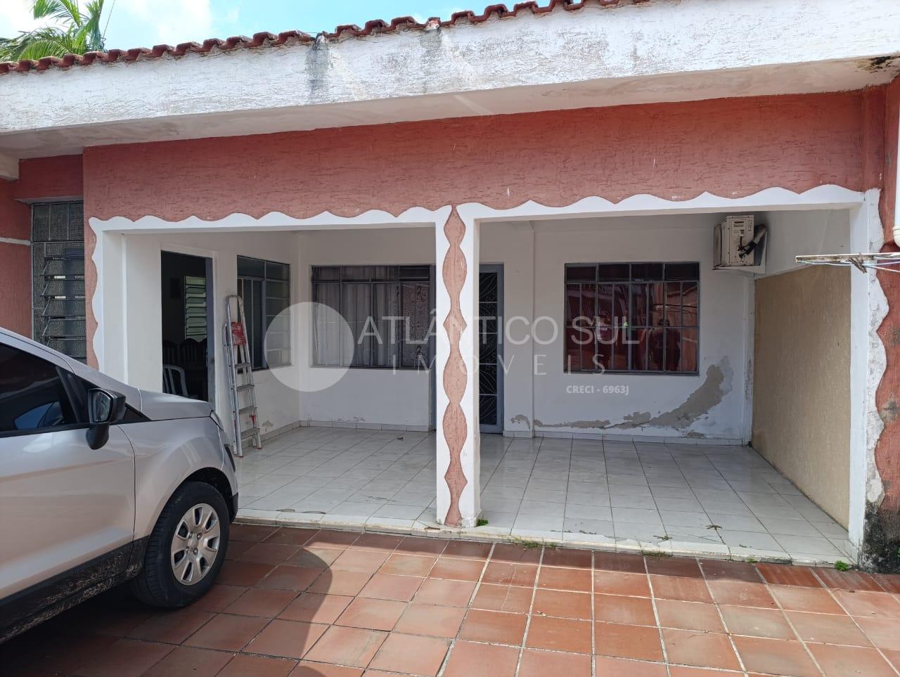 Casa à venda com 03 quartos na Rua Maneco Viana, Paranaguá - PR
