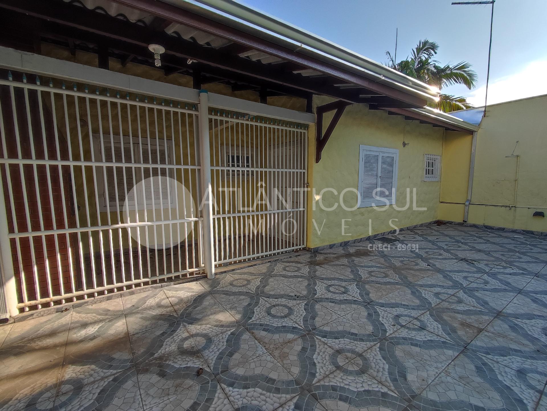 Casa à venda, 200 metros do mar em GAIVOTAS, MATINHOS - PR