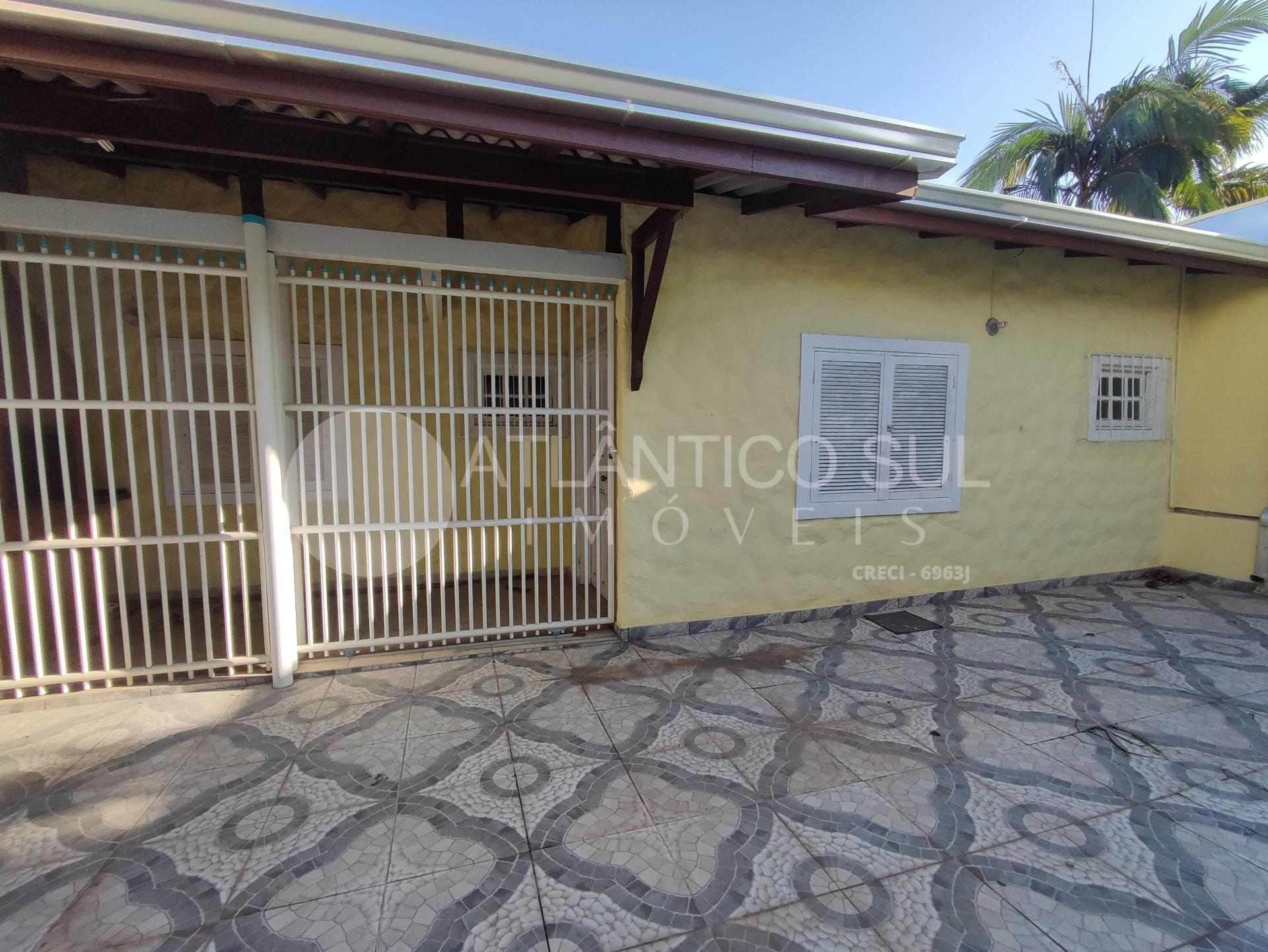 Casa à venda, 200 metros do mar em GAIVOTAS, MATINHOS - PR