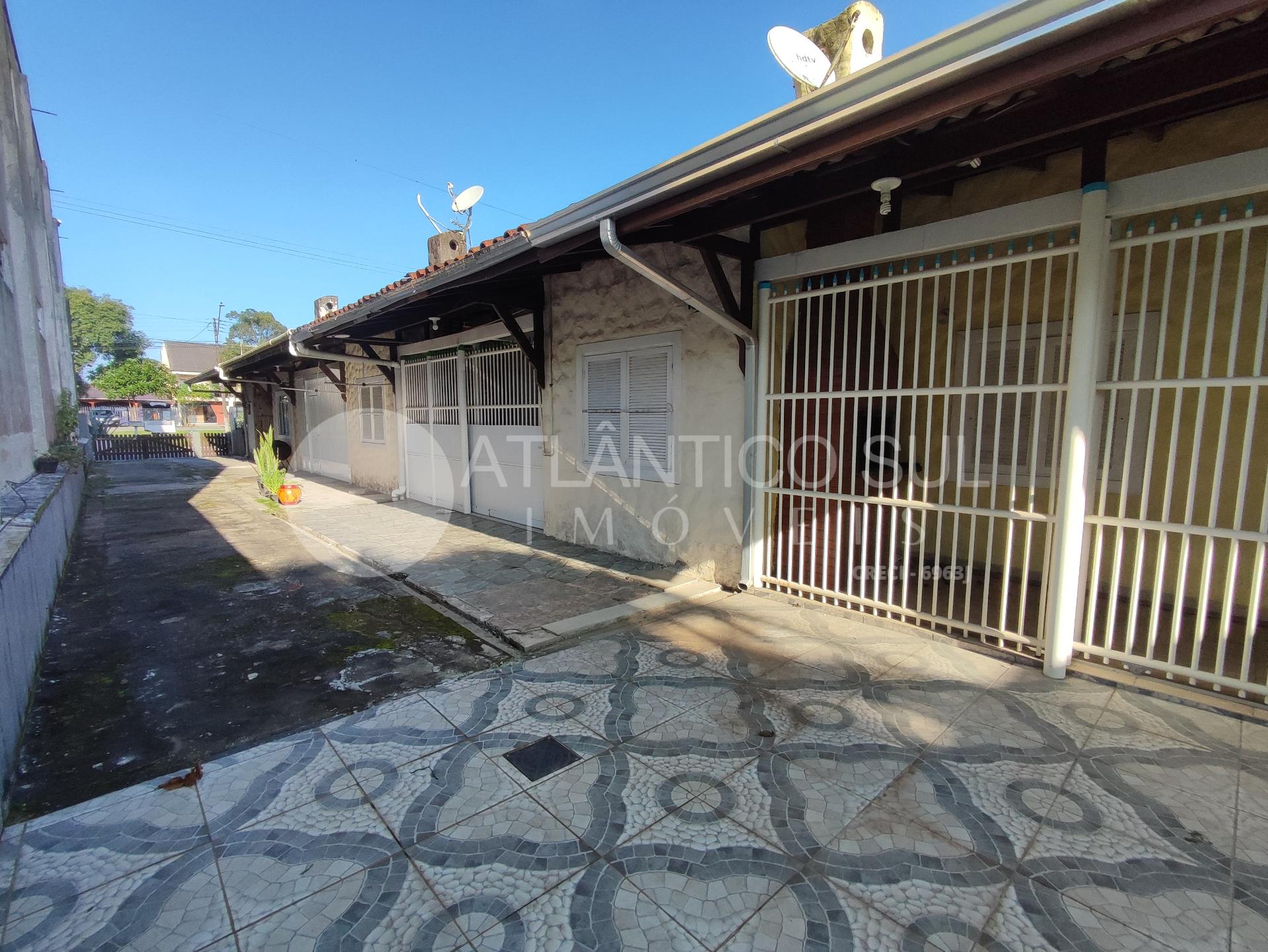 Casa à venda, 200 metros do mar em GAIVOTAS, MATINHOS - PR