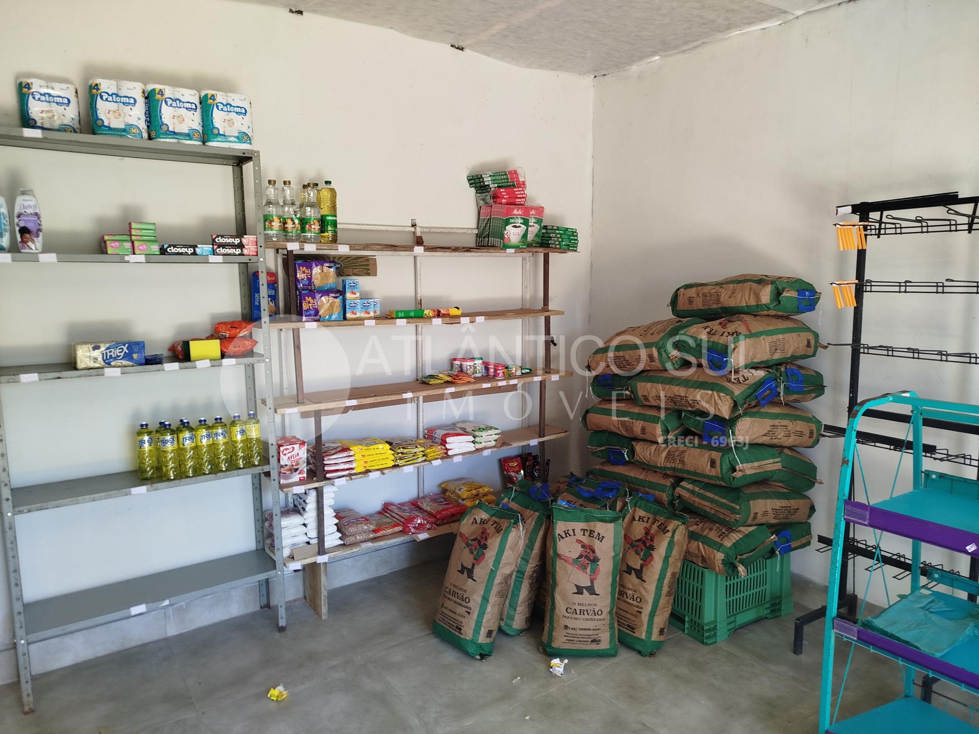 Casa de esquina com ponto comercial á venda, Praia de Leste