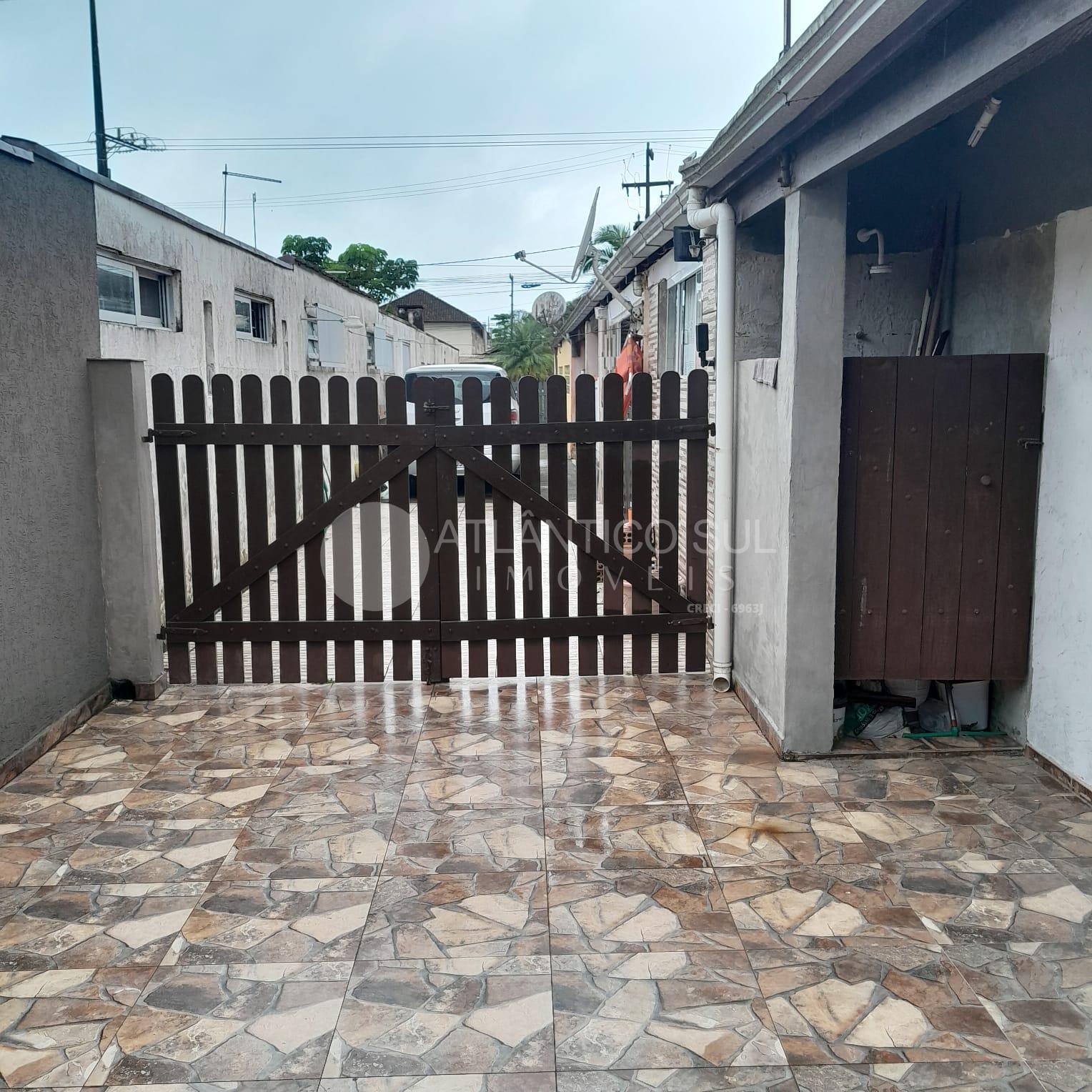 Casa em Matinhos com 3 quartos   sendo 1 suíte  a 290 metros d...