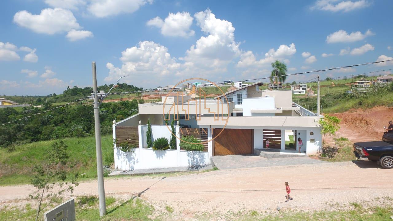 Casa à venda no Condomínio Lago Dourado em JACAREI - SP