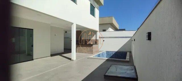 EXCELENTE CASA 3 DORMITÓRIOS COM 1 SUÍTE PISCINA 2 VAGAS COBER...