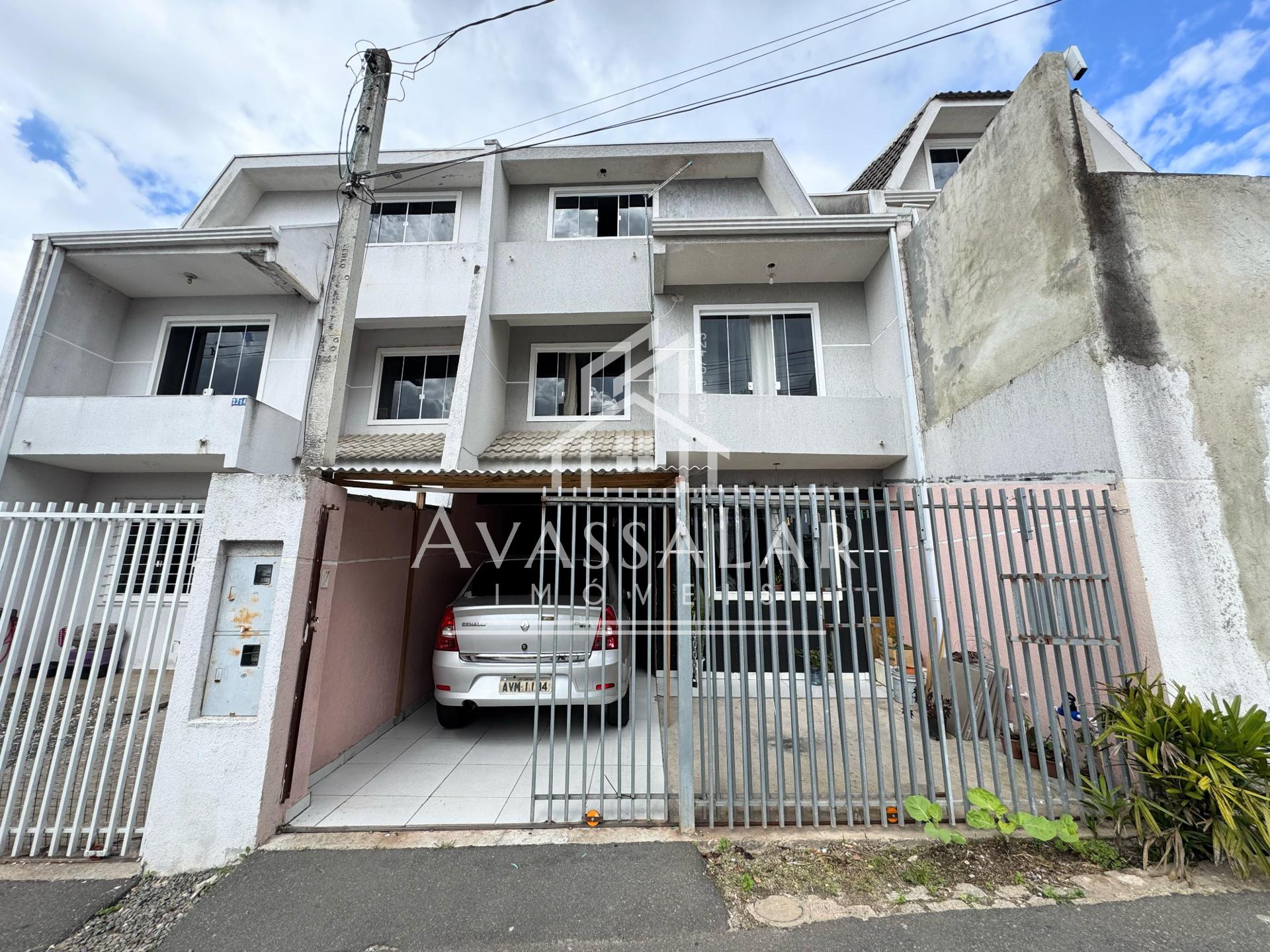 Sobrado com 3 quartos com ?tico, no bairro Sitio Cercado, Curi...