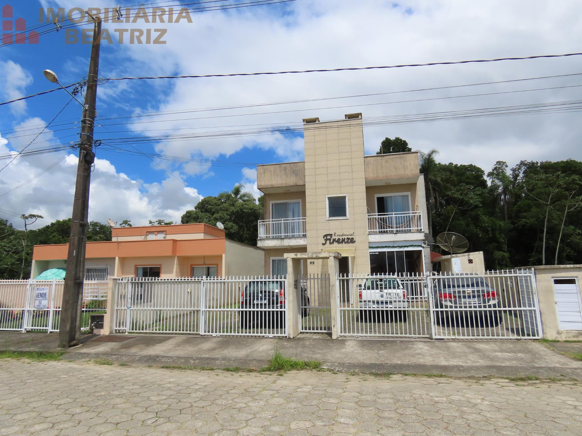 Apartamento no trreo  contendo 03 quartos, sala e cozinha conjugada, 01 banheiro social, 01 lavabo,