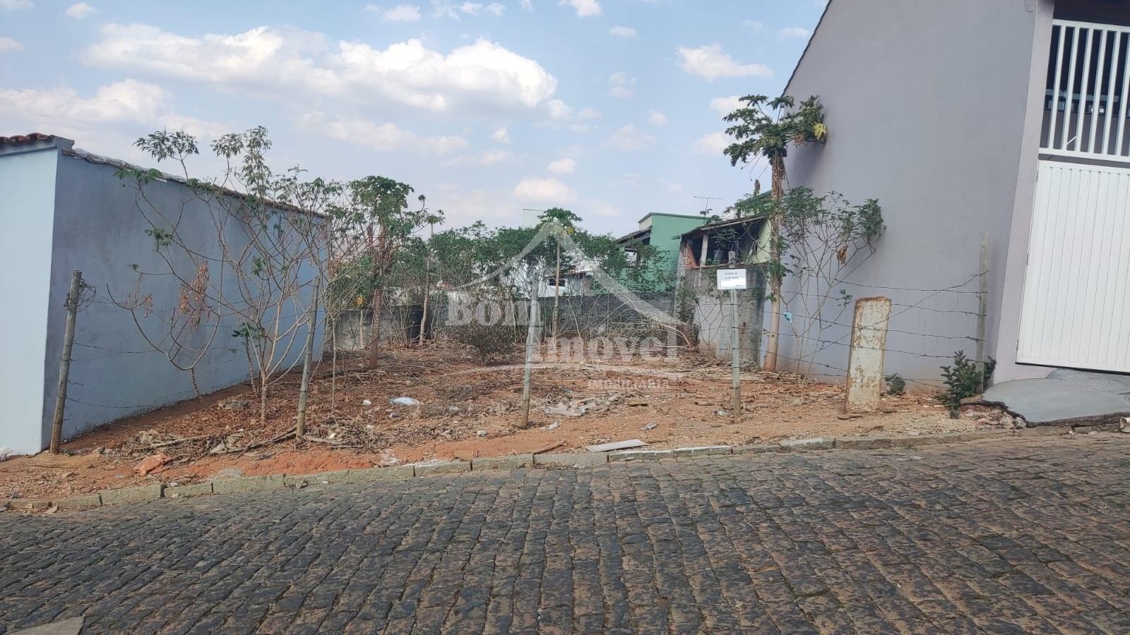 Lote residencial plano com 250m  no Bairro São Luiz em Campo B...