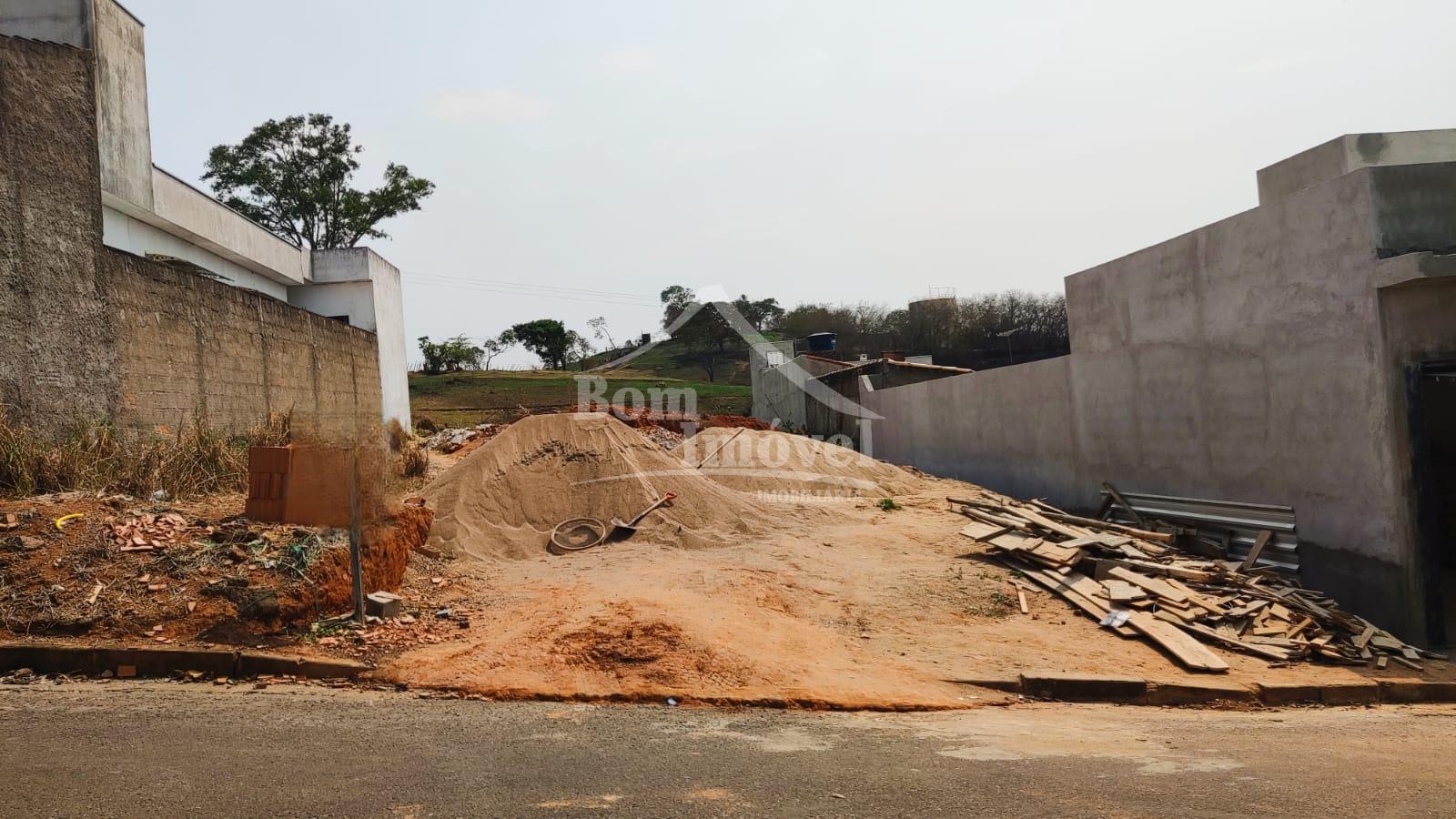 Lote Plano Residencial com 250m  no Bairro Centenário em Campo...