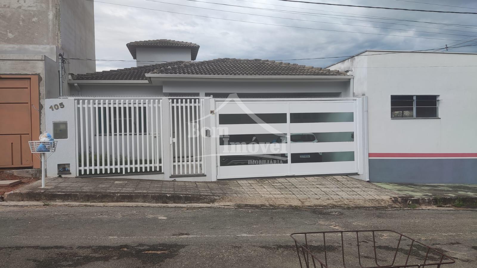 Casa com 3 quartos sendo 1 suíte com closet no Bairro Cabo Div...