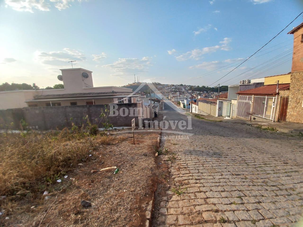 Um lote localizado no bairro Centenário em Campo Belo MG