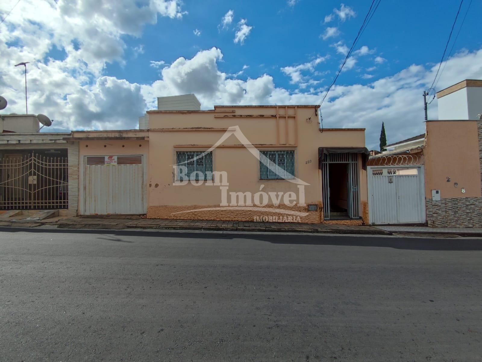 Casa com lote de 346m  no Centro de Campo Belo MG