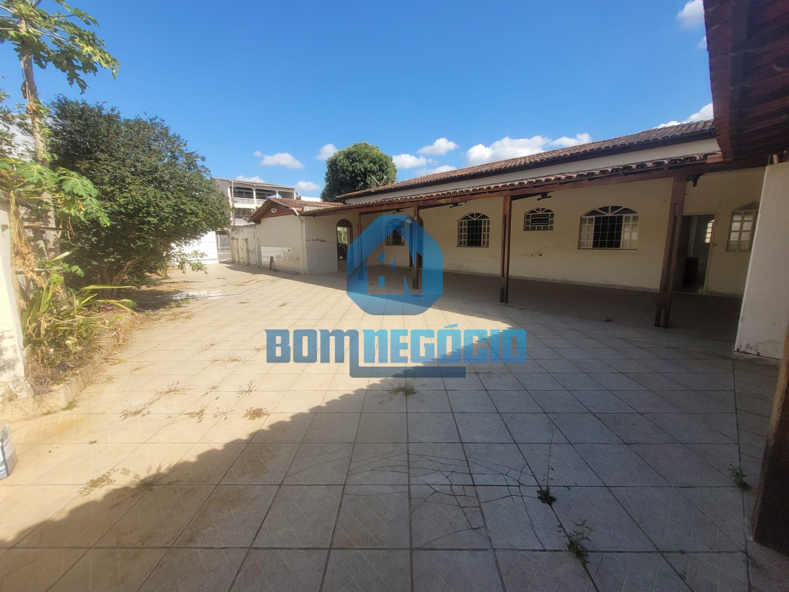 Casa com 5 dormitórios à venda, VILA BRETAS, GOVERNADOR VALADA...