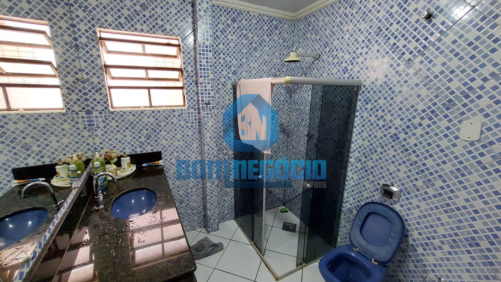 EXCELENTE IMÓVEL DE LOTE INTEIRO COM DUAS MORADAS À VENDA NO B...