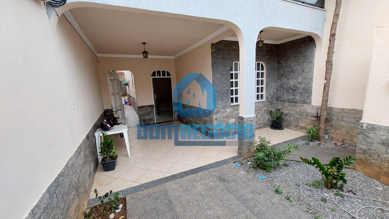 EXCELENTE CASA DE DOIS PAVIMENTOS, Á VENDA NO BAIRRO VALE VERD...