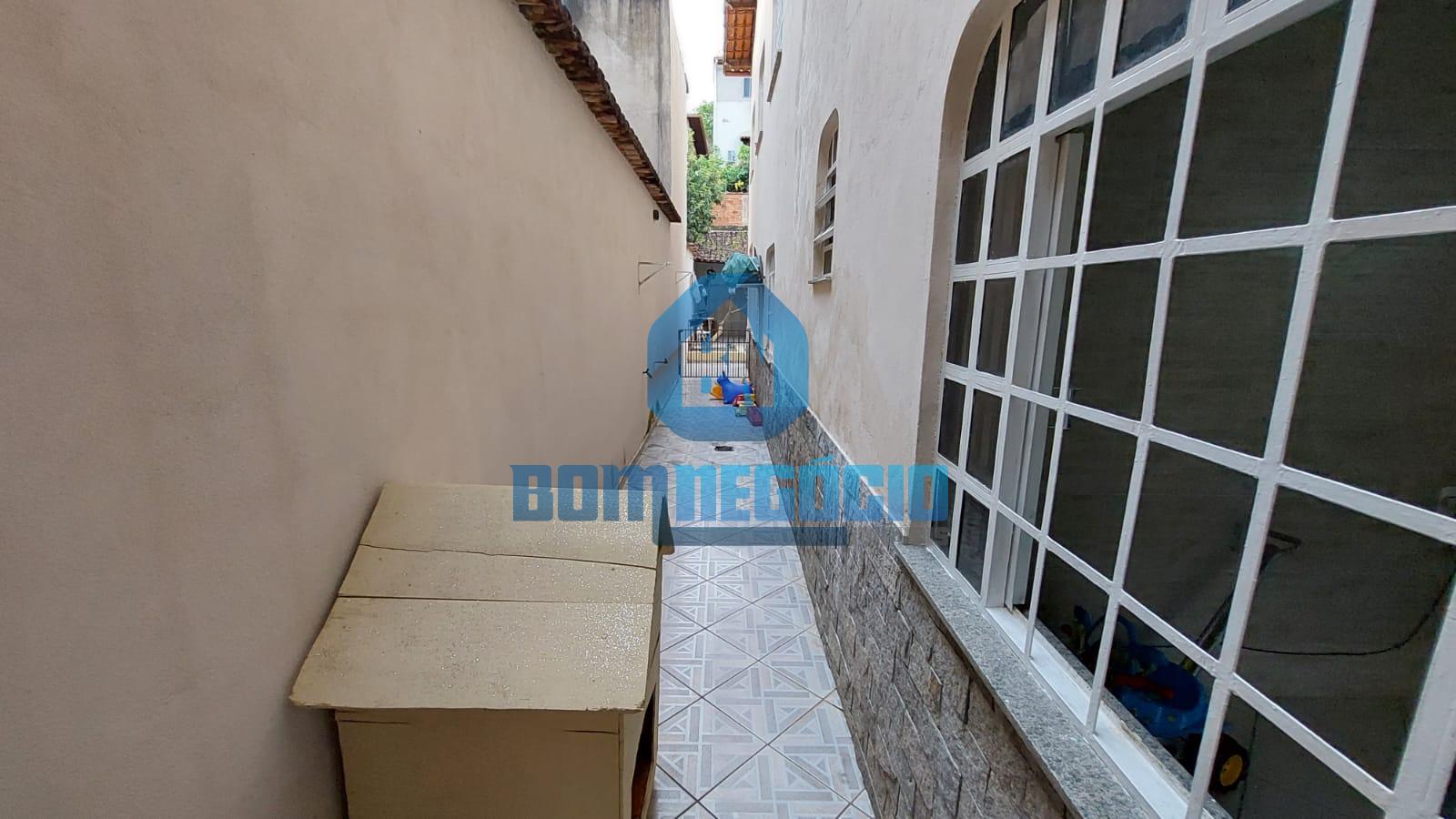 EXCELENTE CASA DE DOIS PAVIMENTOS, Á VENDA NO BAIRRO VALE VERD...