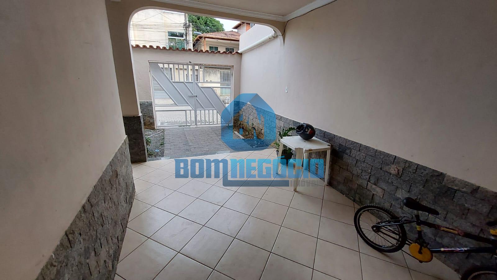 EXCELENTE CASA DE DOIS PAVIMENTOS, Á VENDA NO BAIRRO VALE VERD...