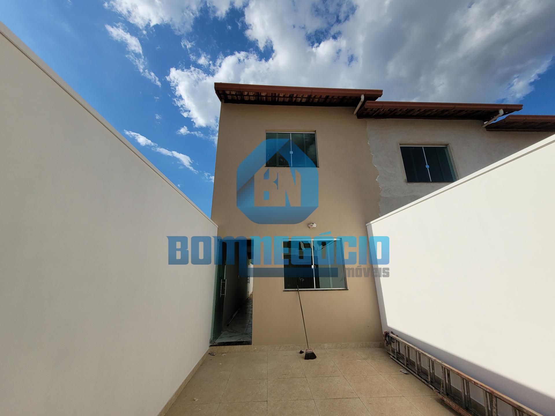 Casa com 2 dormitórios e quintal à venda, NO BAIRRO VALE DO SO...