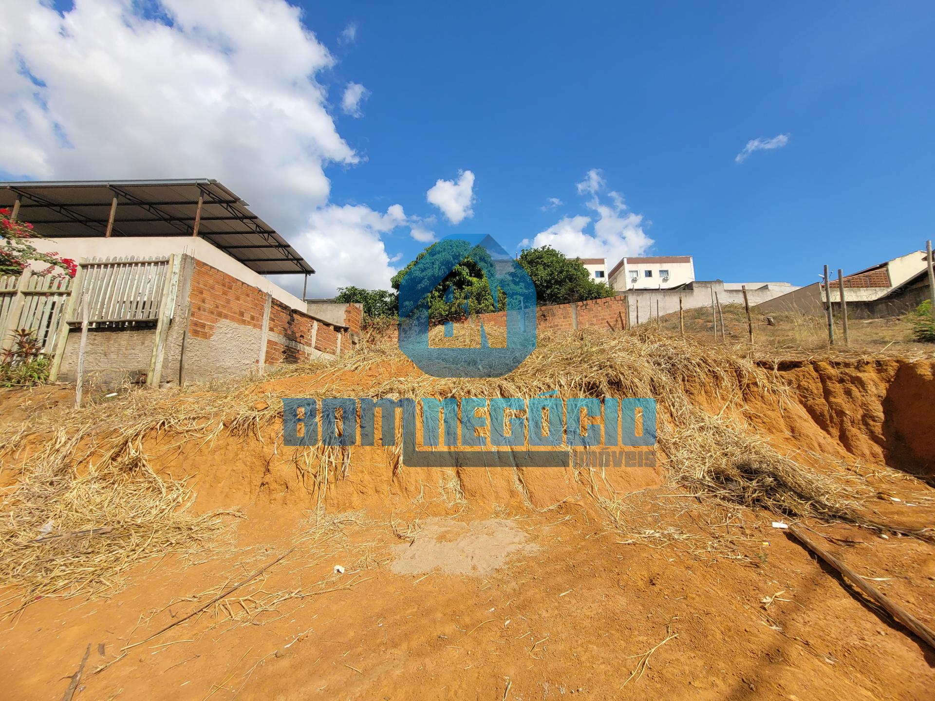Lote com ótima topografia e projeto para 3 casas à venda, VALE...