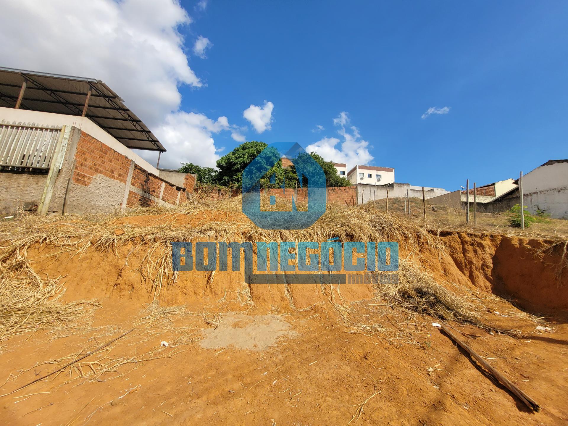Lote com ótima topografia e projeto para 3 casas à venda, VALE...