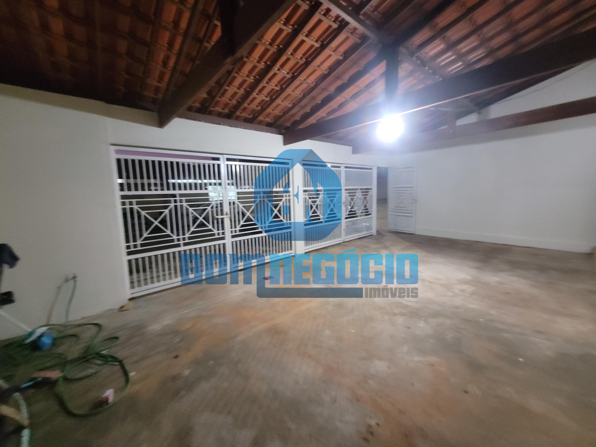 Casa com 3 dormitórios, 2 banheiros e garagem coberta à venda,...