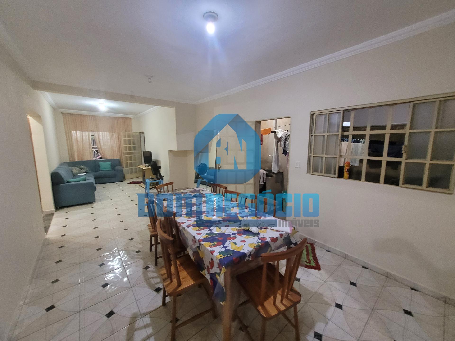 Casa com 3 dormitórios, 2 banheiros e garagem coberta à venda,...
